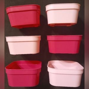 40pc. Approx. 4.25 x 4.25 x 2.25 plastic containers